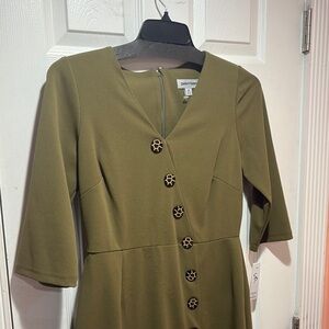 Shelby & Palmer Green Sheath Dress V-Neck 3/4 Sleeve